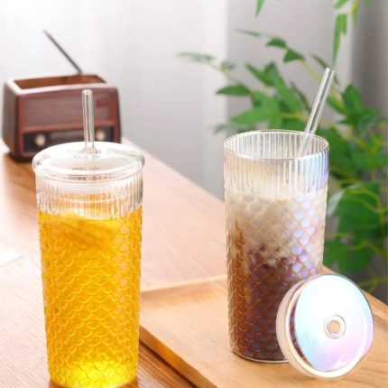Glass tumbler with straw