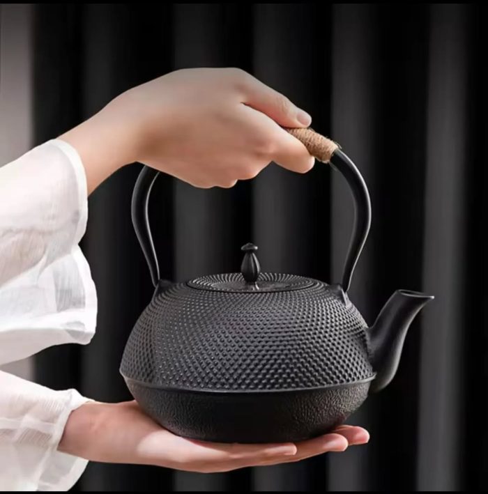 Cast iron tea pot with infuser - Image 1