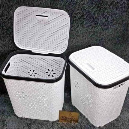 Laundry basket with lid